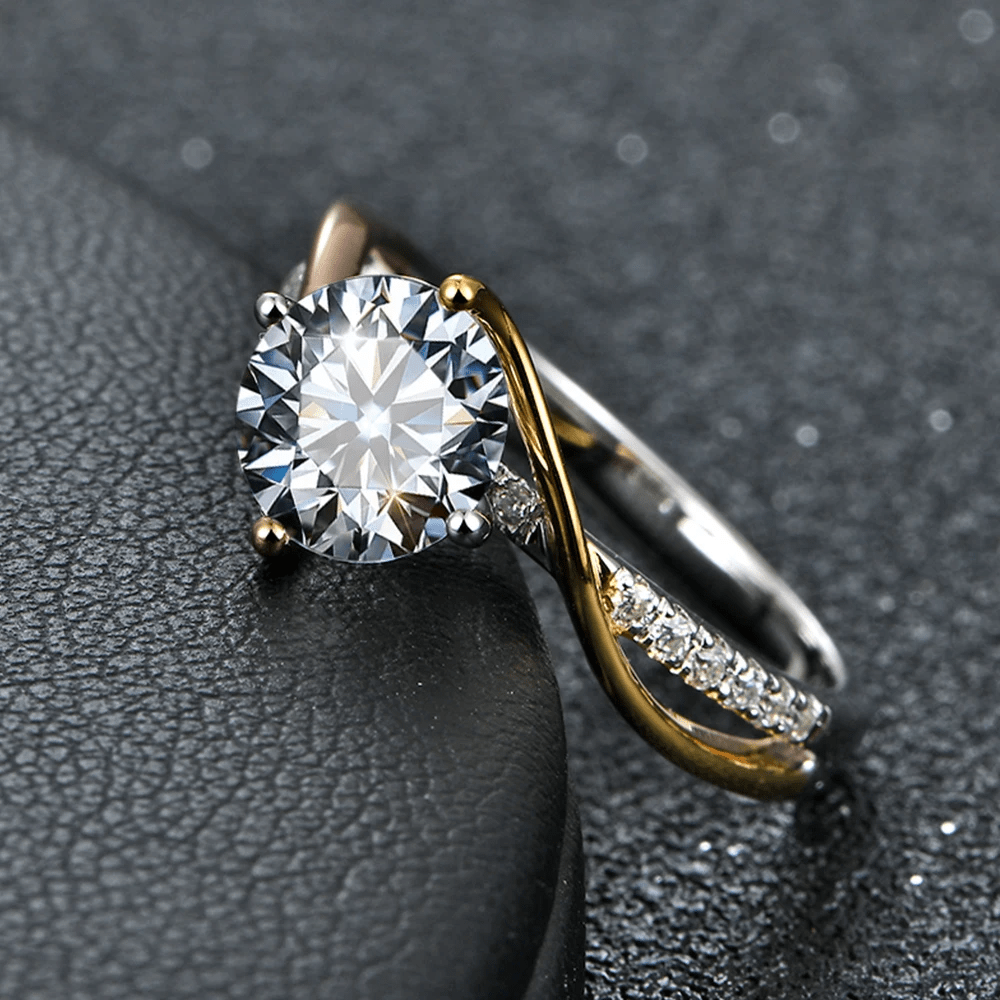 Bague Solitaire Étreinte d'Hélia Argent, Or & Or Rose - Diamant Moissanite 1 Carat 💎