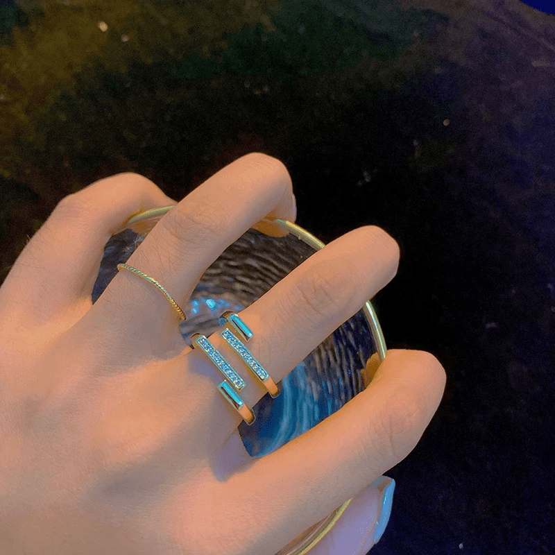 Bague Carrée Ajustable Élara Sylvestre, Plaquée Or 14K - Sertie de pierre moissanite 💎