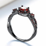 Bague Sépulture de Velours en Rhodium Noir - Moissanite Rouge 1 Carat 💎