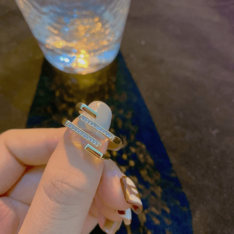 Bague Carrée Ajustable Élara Sylvestre, Plaquée Or 14K - Sertie de pierre moissanite 💎