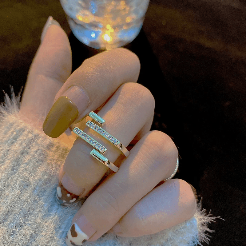 Bague Carrée Ajustable Élara Sylvestre, Plaquée Or 14K - Sertie de pierre moissanite 💎