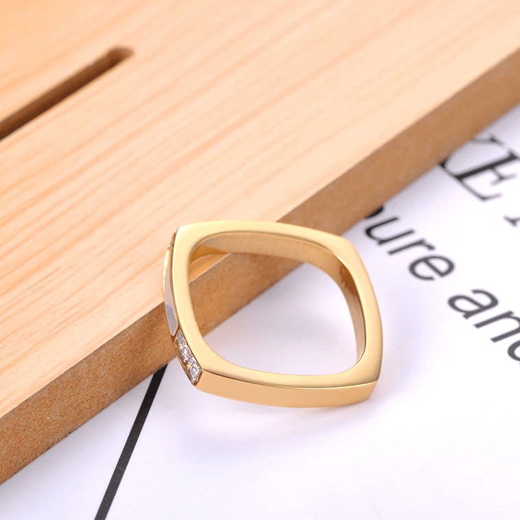 Bague Carrée Isolde Nacrée, Plaquée Or 14K - Diamant Moissanite 1 Carat 💎