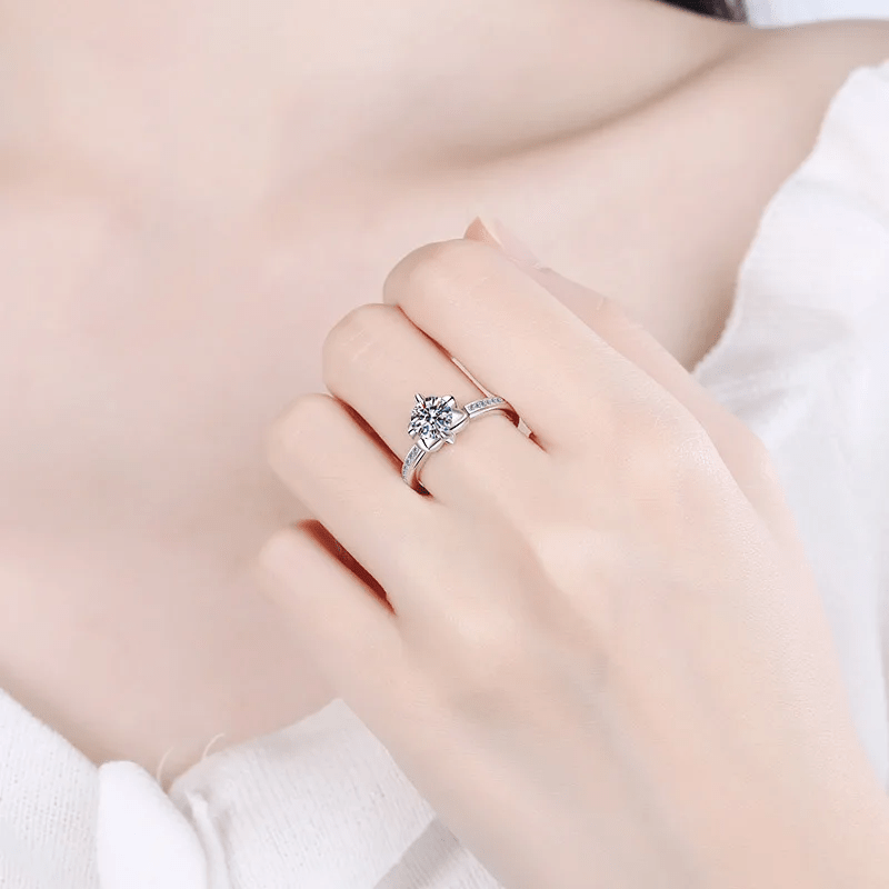 Bague Solitaire Douceur Argentée en Argent Sterling 925  - Diamant Moissanite 1 Carat 💎Loriele™