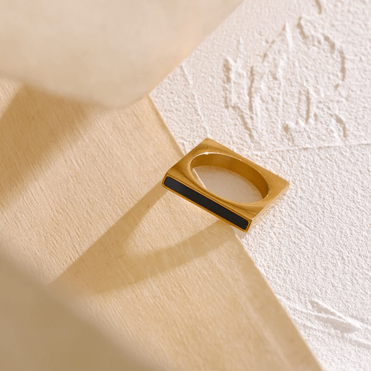 Bague Carrée Ombre Vénusienne, Plaquée Or 14K - Pierre D'onyx ⚫