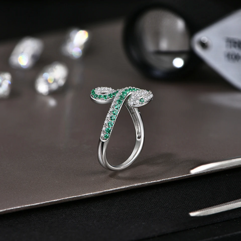 Smaragd Medusa Ring - Roestvrij staal bezet met 0,5 karaat moissanieten 💎